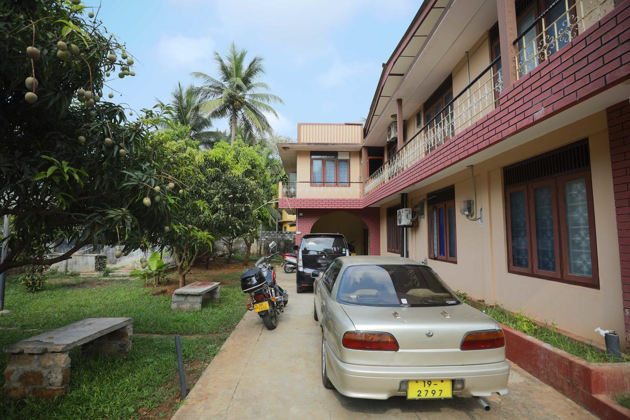 Tony'S Garden House Back Packers Inn Jaffna Bagian luar foto